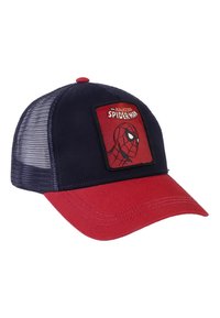 Rote und marineblaue Baseballmütze mit Mesh-Seiten, ausgestattet mit einem quadratischen Patch, der ein Spider-Man-Design auf der Vorderseite zeigt. Mit gebogenem Schild und gesteppten Details.