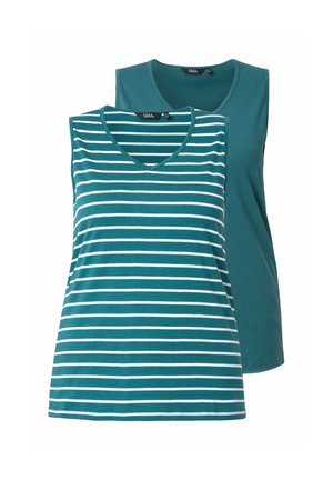 To ærmeløse dametoppe, én i ensfarvet teal og én i teal med hvide vandrette striber, begge med V-udskæringer.