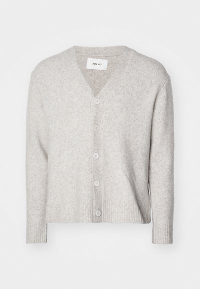 Vaaleanharmaa villasekoitekardigan, jossa on V-pääntie, ribbauskavit ja helma. Etuosassa on viisi nappia ja pehmeä teksturoitu pinta.