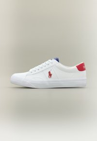 Λευκό χαμηλό αθλητικό παπούτσι με κόκκινες και μπλε λεπτομέρειες, λευκά κορδόνια και κόκκινο λογότυπο παίκτη πόλο στο πλάι.