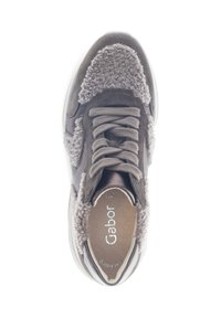 Grijze sneaker met textuur en vachtaccenten, gladde leren secties en een vetersluiting. De binnenvoering heeft een logo op een neutrale achtergrond.