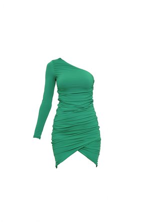 Robe verte à une épaule en tissu stretch, présentant une texture froncée, un ourlet asymétrique et une silhouette ajustée.