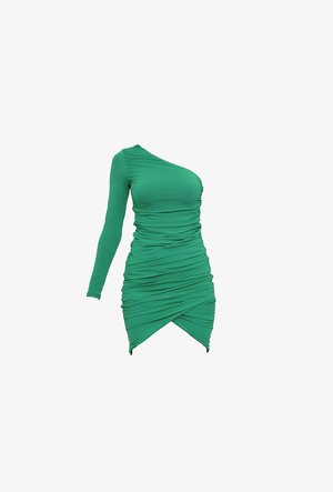 Vestido verde de un solo hombro hecho de tela stretch, con textura fruncida, dobladillo asimétrico y silueta ajustada.