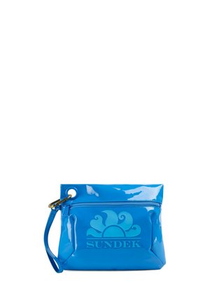 Borsello da polso blu lucido con tasca con zip, logo Sundek sole e onda, e portachiavi in metallo attaccato vicino all'asola della cinghia.