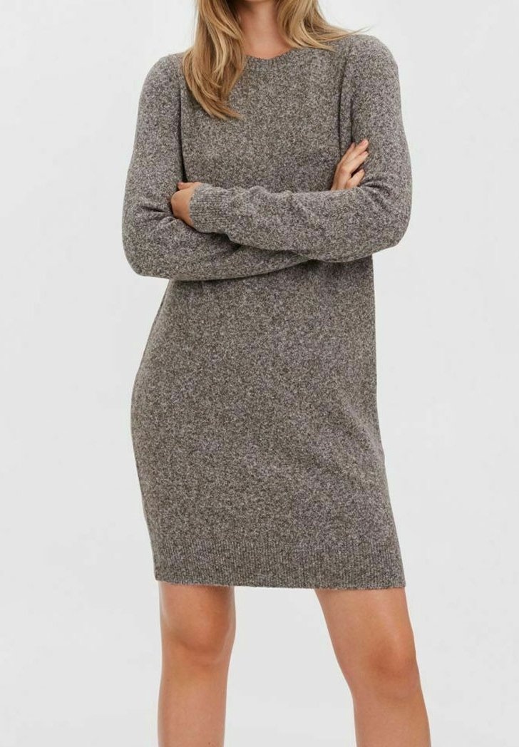 Robe pull en tricot de couleur gris doux, avec des manches longues, un col rond et une finition douce et texturée, tombant au-dessus des genoux.