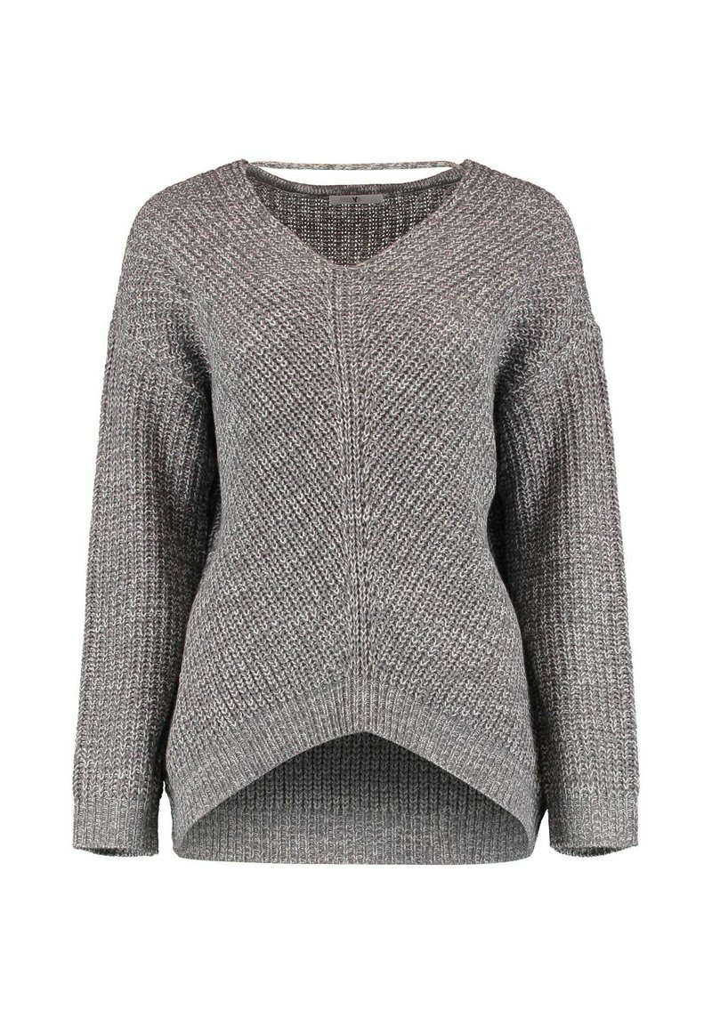 Grau gestrickter Pullover mit V-Ausschnitt, langen Ärmeln und asymmetrischem Saum. Textiles Gewebe mit grober Strickart.