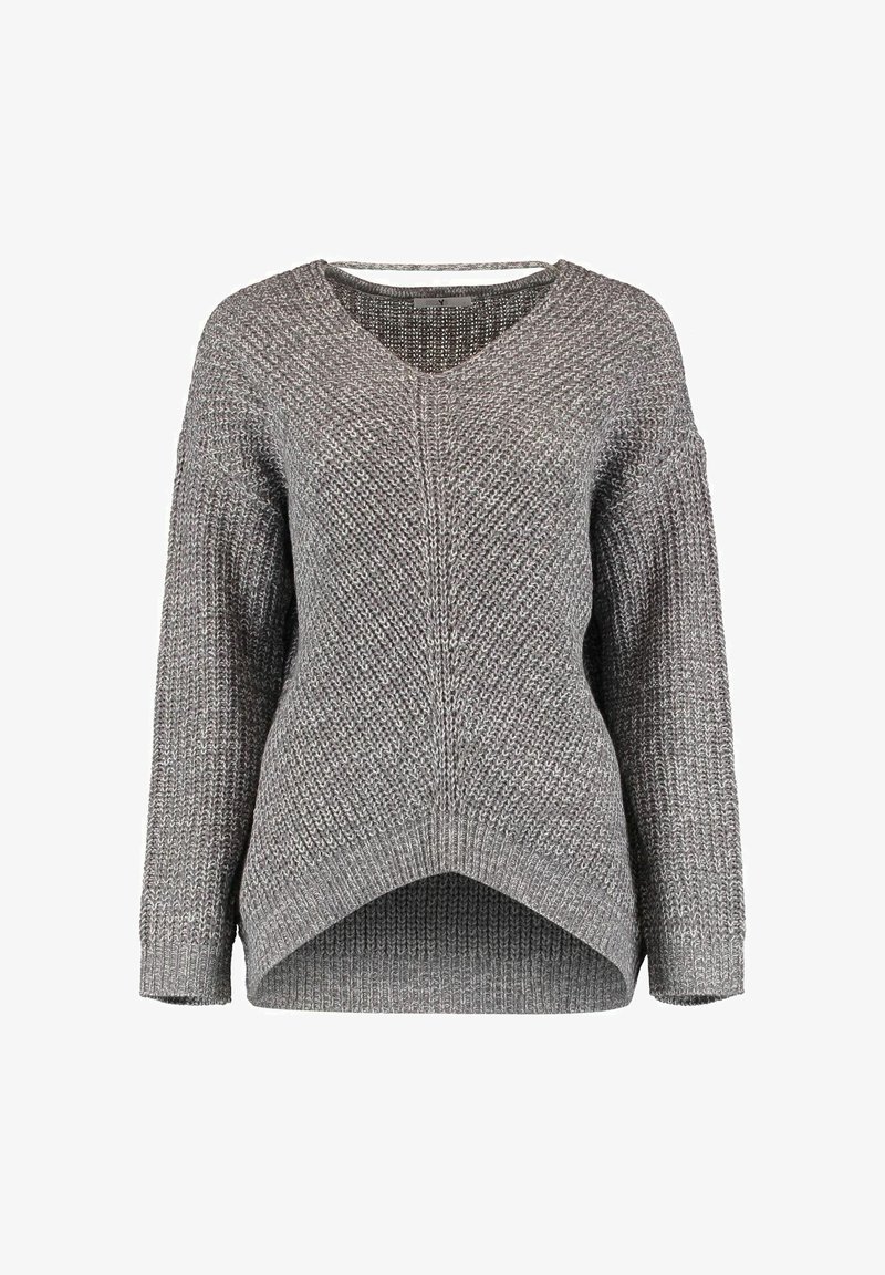 Grau gestrickter Pullover mit V-Ausschnitt, langen Ärmeln und asymmetrischem Saum. Textiles Gewebe mit grober Strickart.