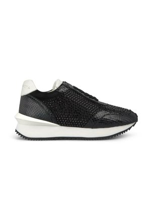 Sneakers neri con tomaia testurizzata simile a quella dei rettili e dettagli metallici. Presentano una soletta bianca e una suola in gomma nera per una maggiore aderenza.