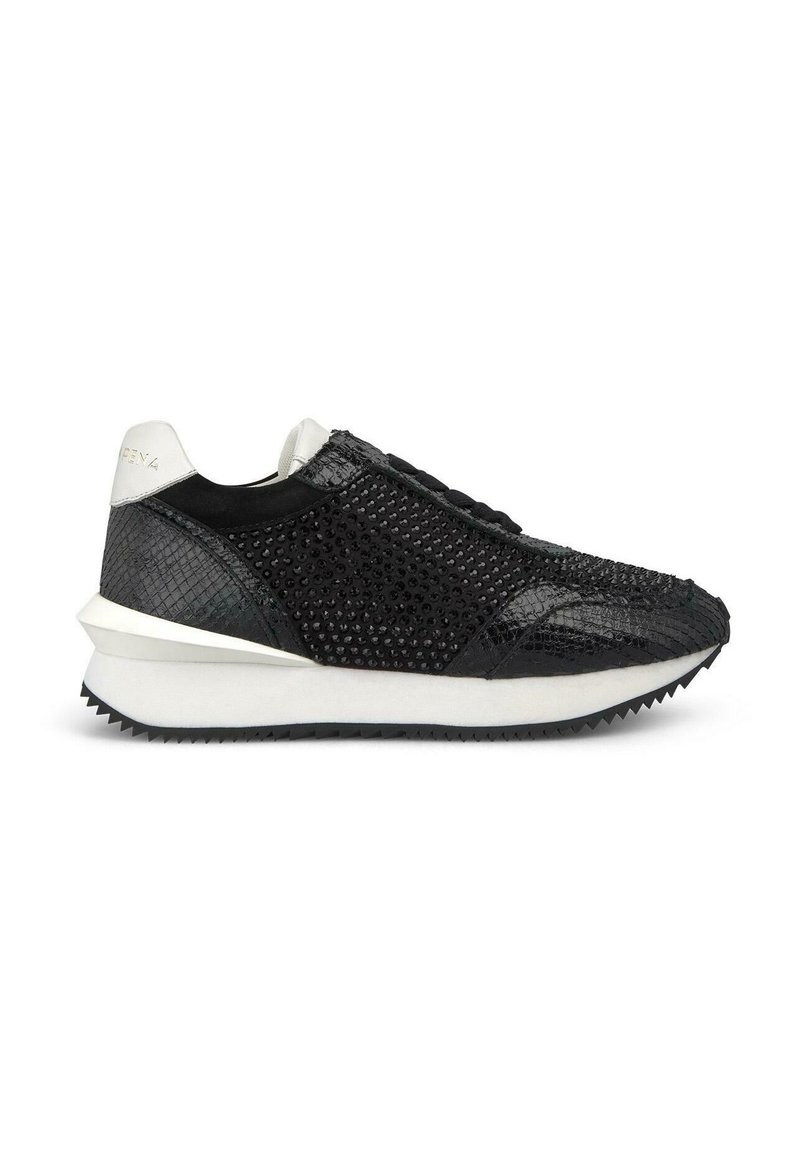 Baskets noires avec une tige texturée, semblable à celle des reptiles, et des accents métalliques. Présentent une semelle intermédiaire blanche et une semelle en caoutchouc noire pour l'adhérence.