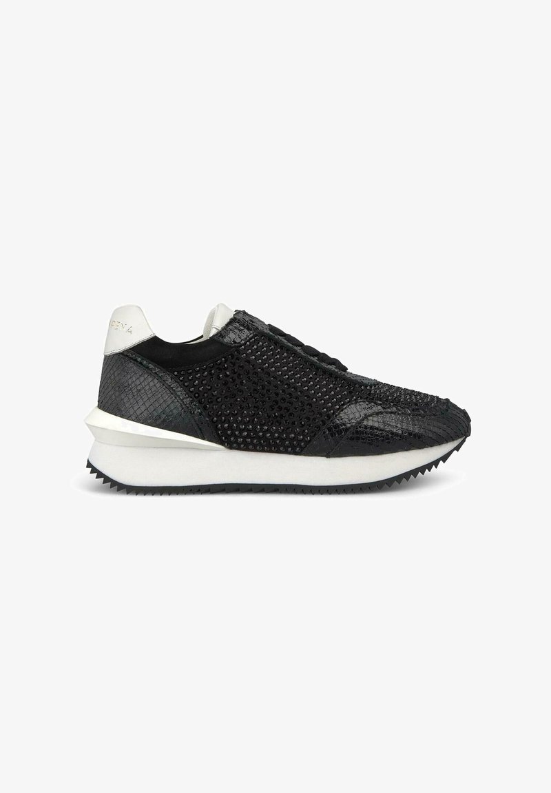 Baskets noires avec une tige texturée, semblable à celle des reptiles, et des accents métalliques. Présentent une semelle intermédiaire blanche et une semelle en caoutchouc noire pour l'adhérence.