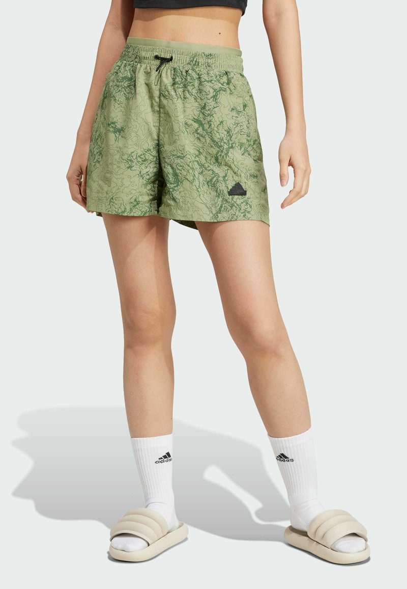 Grüne gemusterte Shorts mit elastischem Bund und Kordelzug. Merkmale ein schwarzes Logo am linken Bein und eine lockere Passform.