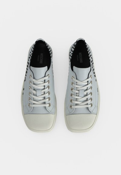 Paire de baskets Moschino Milano bleu clair avec lacets blancs et embouts en caoutchouc vues de dessus sur fond blanc.