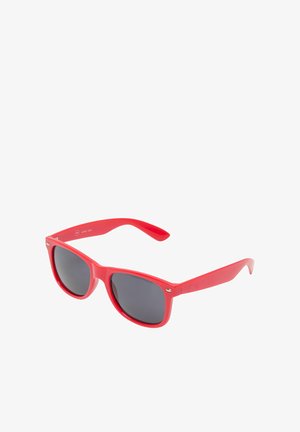 Røde plastiksundhedsbriller med mørkegrå linser, klassisk rammeshaped, med metal accenter på forsiden, glat tekstur.