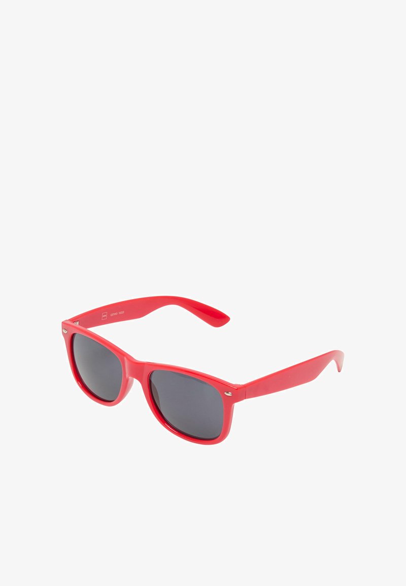 Punane plastist päikeseprillid tumedate hallide läätsedega, klassikalise raami kujuga, esiosas metallaktsentidega, sile tekstuur.