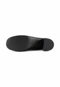 Suola di scarpa nera con una finitura liscia, tallone testurizzato, leggera curvatura e chiari segni della taglia. Nessun motivo o accento visibile.