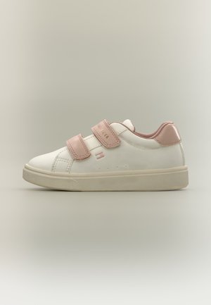 Λευκό sneaker χαμηλού πάτου με ροζ λουράκια βέλκρο και ταμπελάκι στη φτέρνα, μπεζ σόλα και διακριτική σήμανση στο πλάι και στο λουράκι.