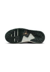 Sole di sneaker con una superficie in gomma nera texturizzata, intersuola bianca con un design geometrico e accento del logo dorato. Vari modelli di battistrada visibili.
