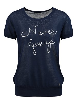 Maglietta in maglia blu scuro a maniche corte con testo in corsivo bianco "Mai mollare" sul davanti e scollo rotondo.