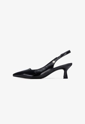 Zapatos de salón slingback negros con punta puntiaguda, textura brillante, tacón bajo y un adorno plateado decorativo en el lateral.