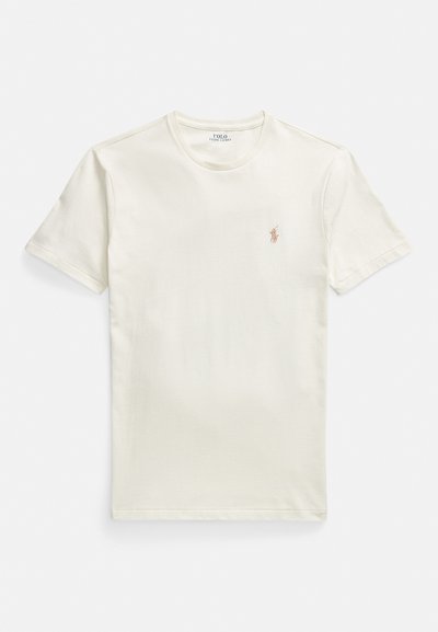 T-shirt à manches courtes et col rond en coton écru, avec un petit logo brodé en marron clair sur le côté gauche de la poitrine.