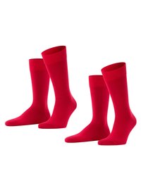 Vier Paare roter Socken, aus einem glatten Stoff gefertigt. Jede Socke hat einen gerippten Bündchen, mit einer einfarbigen und nahtlosen Gestaltung.