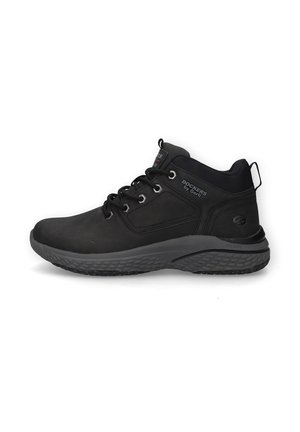 Schwarzer Mid-Top-Sneaker mit strukturierter Sohle, Schnürung vorne, gepolstertem Kragen und "Dockers by Gerli" Branding an der Seite.