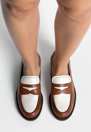 Stradivarius Półbuty wsuwane