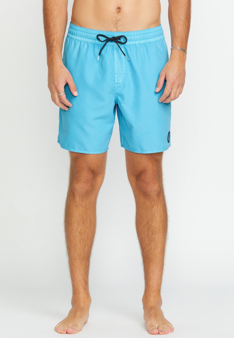 Shorts de bain bleus en tissu léger, dotés d'une taille élastique avec un cordon de serrage noir et d'une poche latérale. Aucun motif visible.