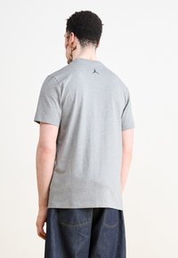 Jordan CREW - Apdrukāts T-krekls - carbon heather/black