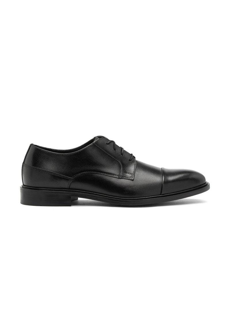 Pantofii de piele negri, cu vârful rotunjit, design cu șireturi și o finisare netedă. Prezintă un toc mic din straturi și accente subtile de cusături.