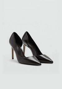 Elegant tacones altos de cuero negro con diseño de punta afilada, lados curvados y delgado tacón de aguja, que exhiben un acabado suave y brillante.