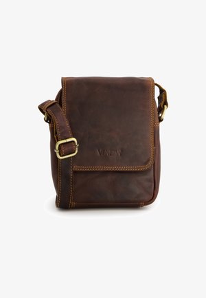 Brązowa skórzana torba na ramię z klapą, ozdobnym przeszyciem i regulowanym paskiem. Posiada wytłoczone logo oraz mosiężne akcenty.