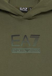 Oliven grønn hettegenser med en frontlomme av kenguru-type, med et preget EA7-logo og "EMPORIO ARMANI"-tekst, laget av mykt materiale.