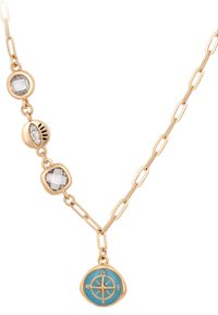 Collana in oro con pietre preziose trasparenti, un ciondolo a forma di occhio con cristalli e un pendente rotondo blu a forma di bussola contrassegnato con N, S, E, O.