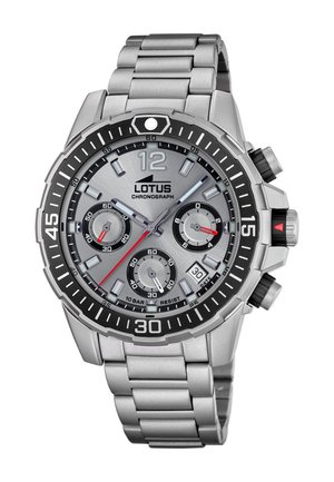 Sølv chronograph ur med en rustfrit stålrem, sort bezel og en grå urskive med tre sub-urværker, røde accenter og datovisning.