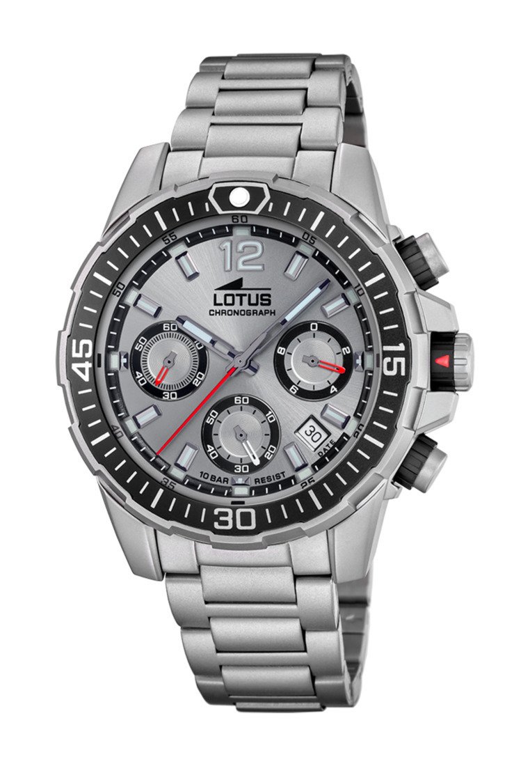 Silverfärgad kronografklocka med armband av rostfritt stål, svart bezell, och en grå urtavla som har tre underdials, röda accenter samt datumvisning.