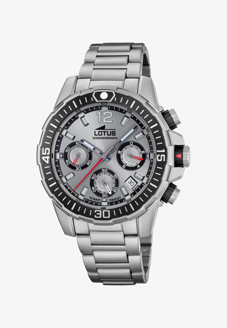 Sølv chronograph ur med en rustfrit stålrem, sort bezel og en grå urskive med tre sub-urværker, røde accenter og datovisning.