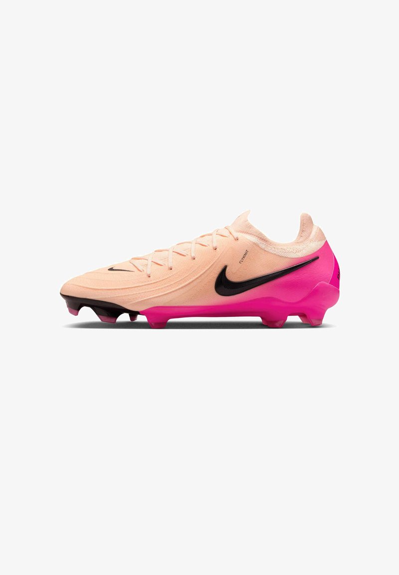 Botas de futebol rosa claro com o swoosh preto da Nike, sola rosa e design com cordões. Apresenta um cabedal texturizado para melhor aderência.