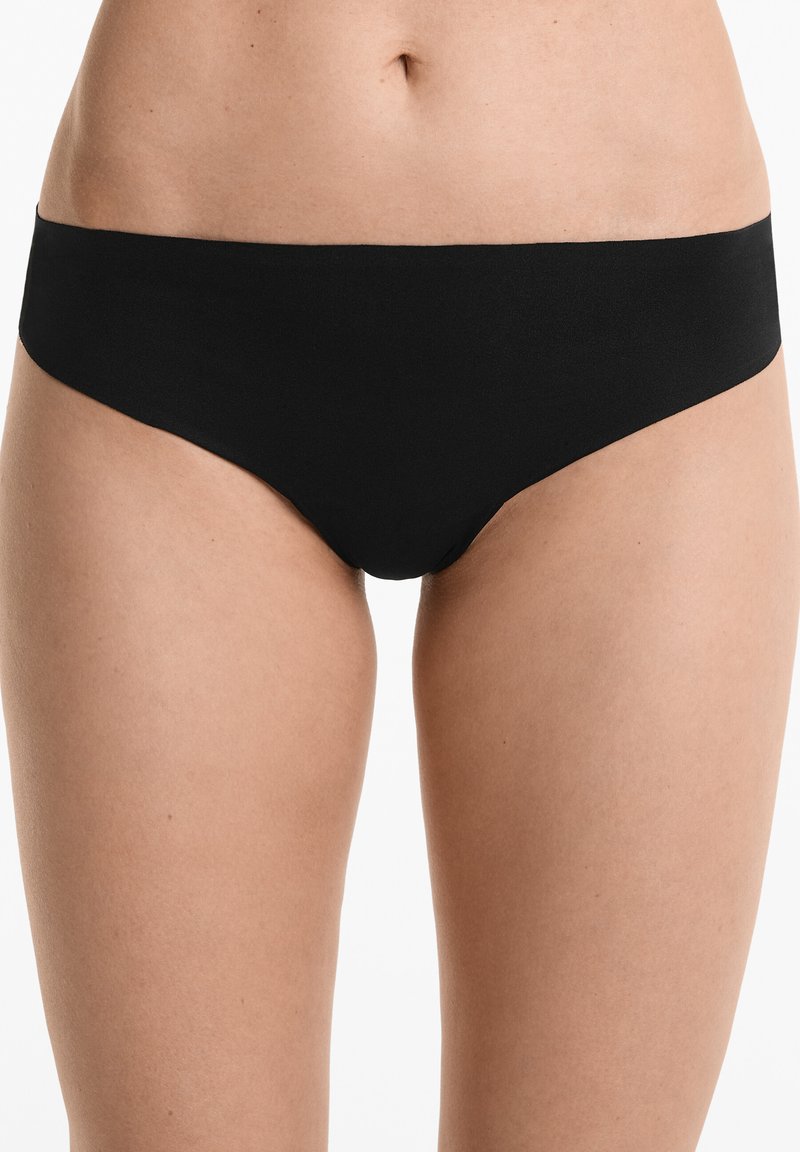Zwarte bikinionderbroek met een gladde, elastische textuur en een middelhoog model, ontworpen voor comfort en minimale bedekking.