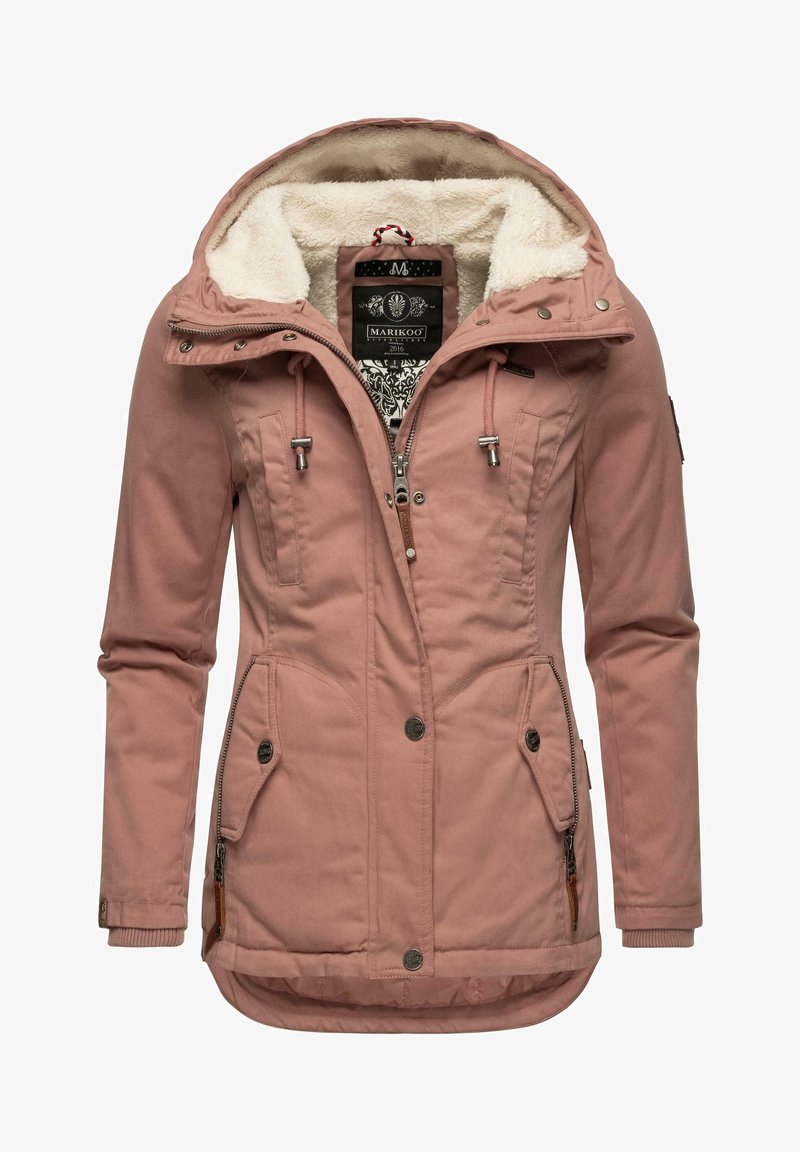 Jasnoróżowa kurtka outdoorowa z podszyciem z sztucznego futra, regulowanym kapturem, zamkiem błyskawicznym i zatrzaskami, dwoma przednimi kieszeniami oraz ściągaczami na rękawach.