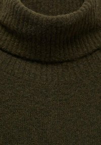Maglione a collo alto verde oliva scuro con un design a coste testurizzato. Materiale morbido in misto lana con un collo aderente e una finitura liscia.