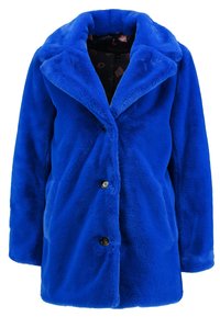 Blå faux fur-kappa med stor krage, framknappar och sidofickor. Mjuk textur med en slät yta. Fodrad insida med ett mönstrat design.