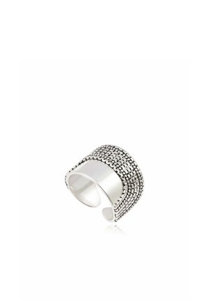 Large bague en argent avec dos ouvert, comportant quatre bandes horizontales texturées sur la moitié supérieure.