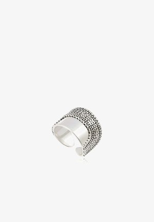 Large bague en argent avec dos ouvert, comportant quatre bandes horizontales texturées sur la moitié supérieure.