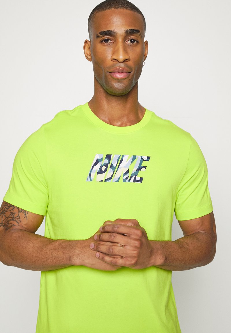 Herren Shirts | Nike Performance TEE Sport T-shirt atomic green/grün - CM38858 Herren Shirts | Nike Performance TEE Sport T-shirt atomic green/grün - CM38858