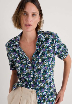 Blumen Kurzarmhemd in Grün, mit lila und weißen Blumen, Knopfleiste und lockerer Passform. Strukturiert, lässiges Design.