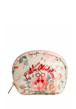 Kozmetická taška zaobleného tvaru s kvetinovým vzorom obsahujúcim ružové, červené a sivé kvety, červený nápis "Cath Kidston" a dve srdcovité čerešne na krémovom pozadí.