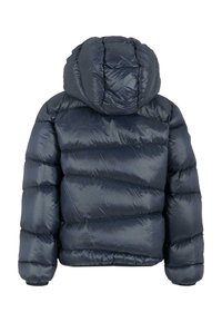 Giacca invernale imbottita blu navy con cappuccio, polsini elasticizzati e trapuntatura orizzontale, mostrata da dietro su uno sfondo bianco.