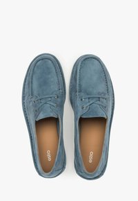 Blauwe suède schoenen met een ronde neus, vetersluiting en een zachte textuur. De binnenzijde heeft een beige zool met de merknaam "estro."