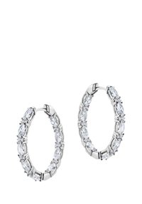 Srebrne kolczyki koła z owalnymi i okrągłymi przezroczystymi kamieniami szlachetnymi, zaprojektowane z misternymi detalami oprawy i polerowanym wykończeniem.